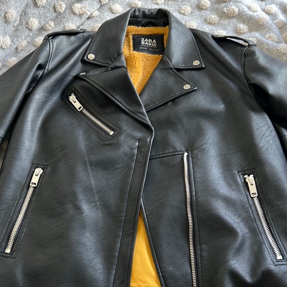 Zara Jackets & Blazers - 🚨 PRICE DROP Zara vegan moto jacket 🚨